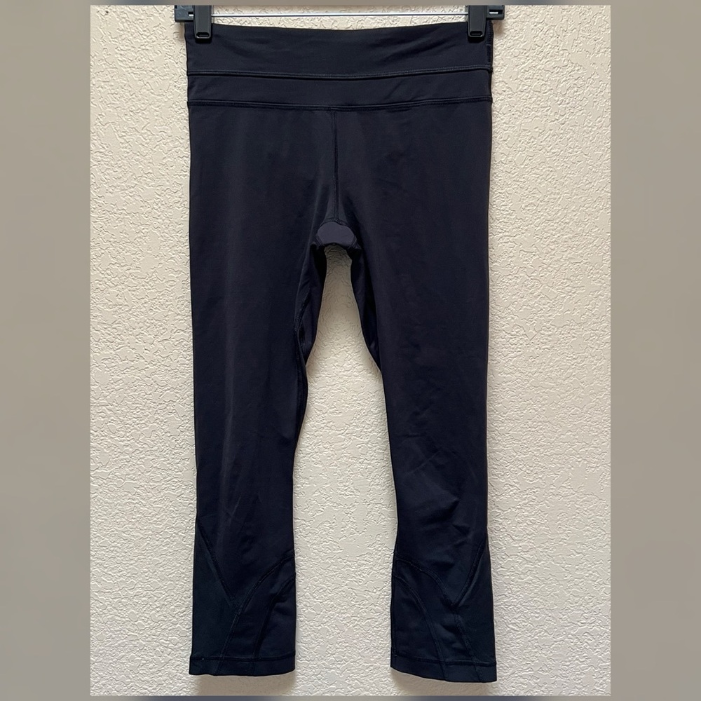 Lululemon Athletica Women’s Black Color Cropped Leggings- Size 4